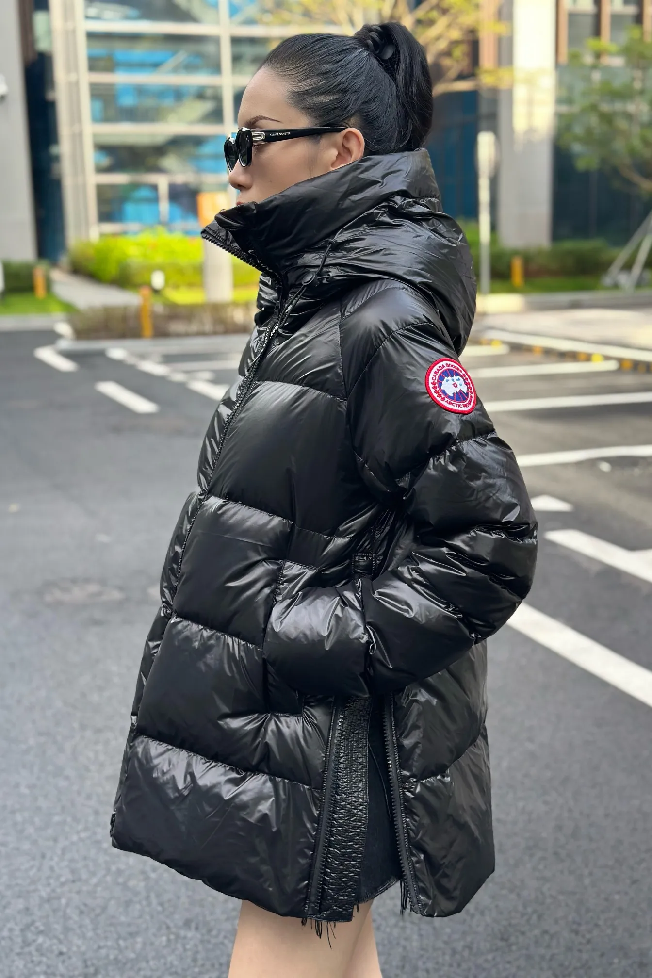 P1060 Big Goose 2239L Women's Puff Bread Jacket [Specially for foreign trade with high quality] Canada Goose Canada Goose Cypress Series Hooded Waterproof, Windproof and Warm Down Jacket Women's The new style of the Cypress series will make you stand out. This down jacket is an ideal winter piece. This style is filled with white duck down. Featuring a thin, channel-filled construction with lightweight fabrics and trim, it feels lightweight and adds warmth. The chin-protecting suede knit stand-up collar is soft and adds comfort. An adjustable down hood with cord closure adds warmth and protection against the elements. The back is designed with the iconic double-stripe black reflective decorative stripes to make you more visible in dim environments. The inner layer has removable elastic straps, making the jacket easy to carry on the shoulder and hands-free. Side zipper gusset dries and breathes when moving. Color: black with red label, silver birch Size: XS-2XL